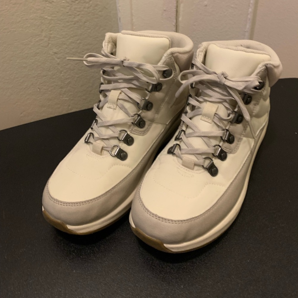 Women's Bergen Hiking Winter Boots - Universal Thread™ 8.5 EUC